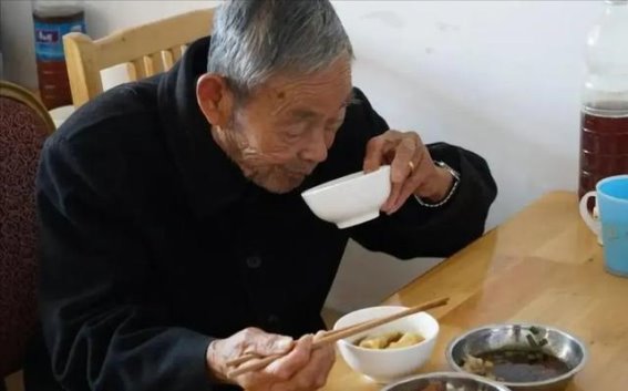 60岁后早餐禁忌：医生揭示的三种不宜早餐食物