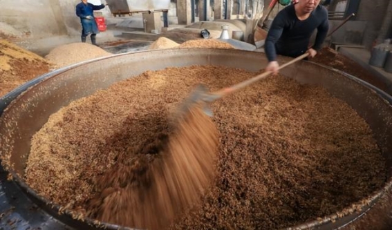 河南12位老战友聚餐，点20个菜6瓶83年茅台，结账时集体目瞪口呆