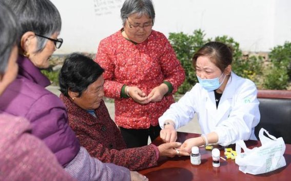 70岁大妈坚持每天吃蓝莓半年，咳嗽竟然神奇消失，医生表示惊讶