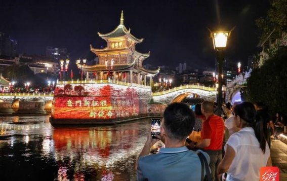 贵阳的璀璨夜空：甲秀楼灯光秀的绚丽瞬间