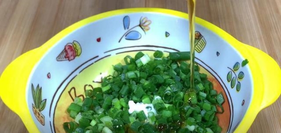 3天不吃就馋这葱花肉卷，教你独特做法，一按一捏，好吃停不下来