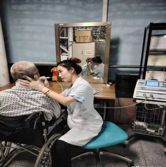 医者仁心：杜娟治疗师的坚守与奉献