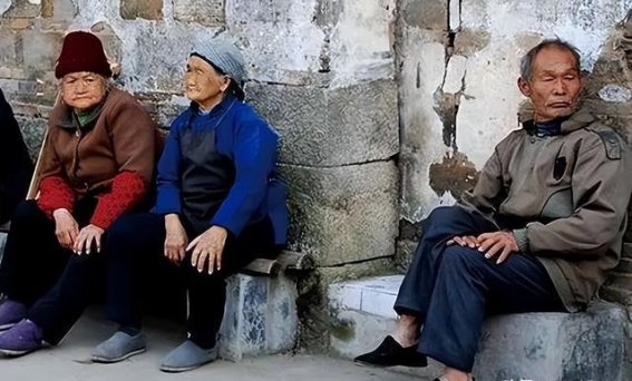 55岁以后，如何摆脱“老人味”？养成这3个习惯，让晚年更清爽