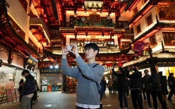 免签政策下的热潮：韩国游客涌入上海，海底捞“西瓜风波”引发的思考