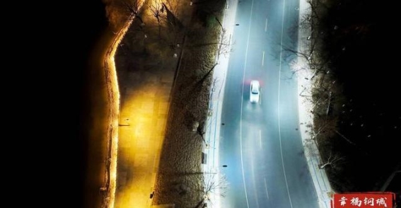 钢城之夜：光影交织中的无尽魅力