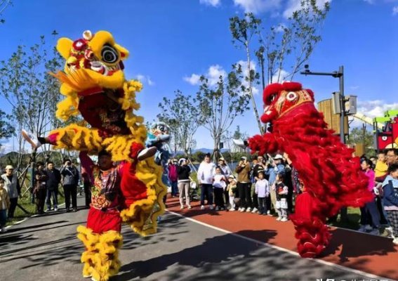 白浮泉公园的国庆庆典：传统与现代的华美交响曲