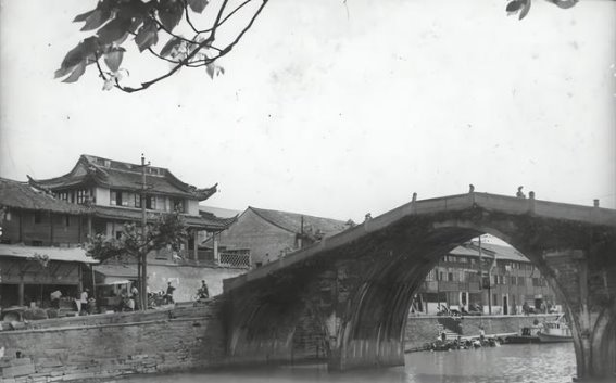 婆婆逼我妈住车库还要还债，我爸一声不吭，十年后我妈买楼给我！