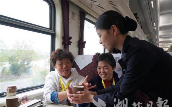 湖北首趟银发旅游专列开行，铁路助力老年群体出行