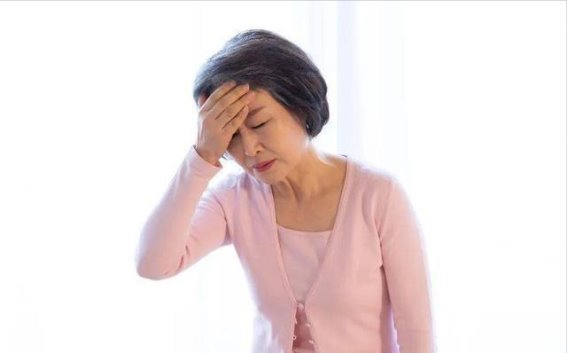 冬季失眠对老年人的健康隐患：三大风险不容忽视