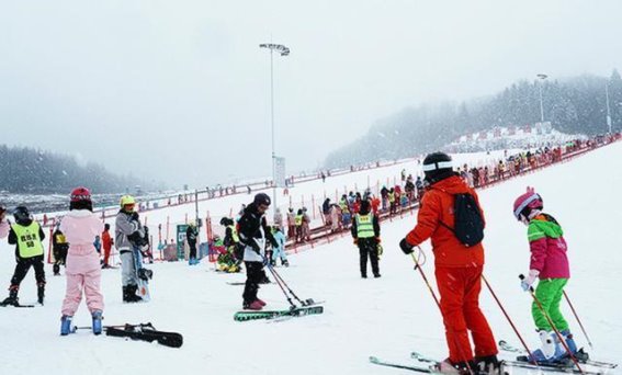 巴东绿葱坡滑雪场：冰雪世界里的春节欢聚