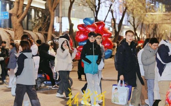 泉城广场跨年夜：辞旧迎新，欢庆时刻