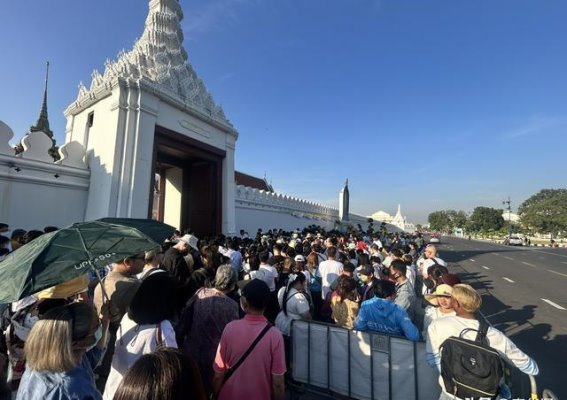 曼谷新年祈愿潮：玉佛寺与四面佛的庙会盛景
