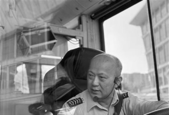 开一辈子公交车，做一辈子志愿者，没有终点的奉献之旅