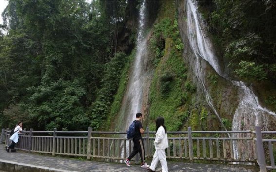 文明旅游带来南温泉峭壁飞泉的美丽再现
