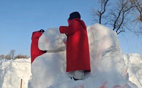 全国大学生雪雕比赛在太阳岛开幕 展现冰雪艺术魅力