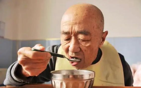 大雪时节：老年人冬季健康防护的三大重点与四项养生策略