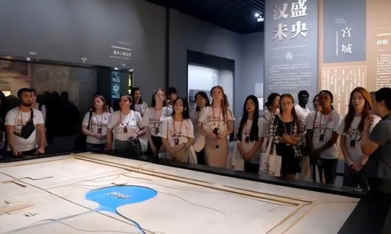 中国旅游热潮：外国游客见证真实中国