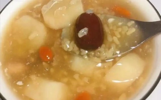 医生建议：上年纪的老人，宁愿早饭只喝米粥，也别早上乱吃这3样
