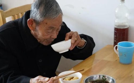 长寿饮食的秘密：从吃饭习惯看健康与寿命