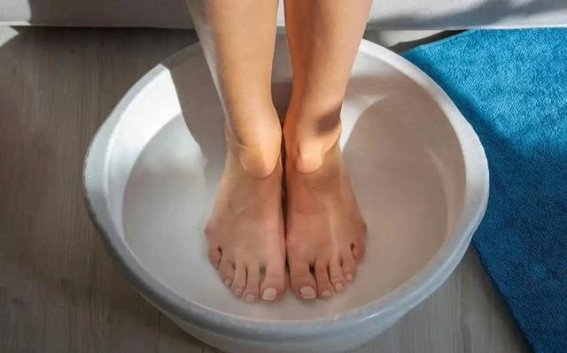 洗脚和脑梗塞之间的关系：冬季洗脚时应注意的三个要点