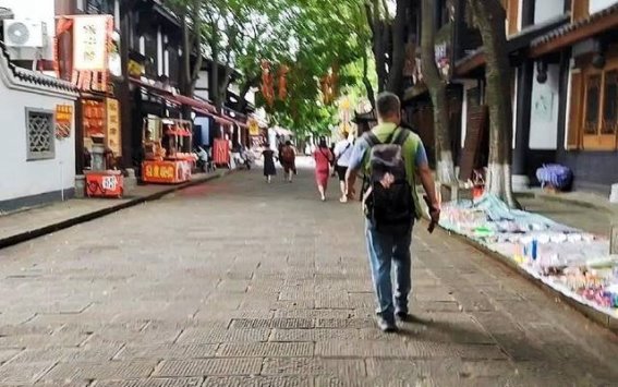 阆中古城的历史传奇与美食魅力
