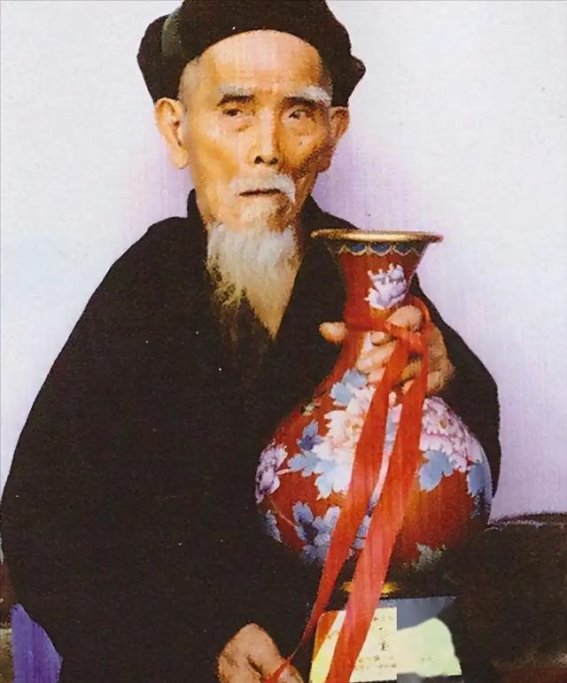 龚来发的长寿传奇：133年的生命与抽烟嗜好的矛盾
