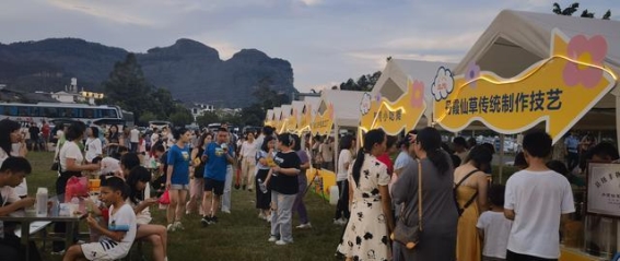 丹霞山下的浪漫盛宴：探索丹霞浪漫嘉年华暨周末赶大集的魅力
