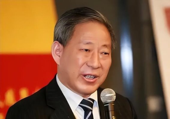 从教师到亿万富翁：严介和的传奇转型