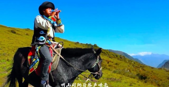 红叶姑娘的梦幻旅程：松坪沟的秋日吟唱