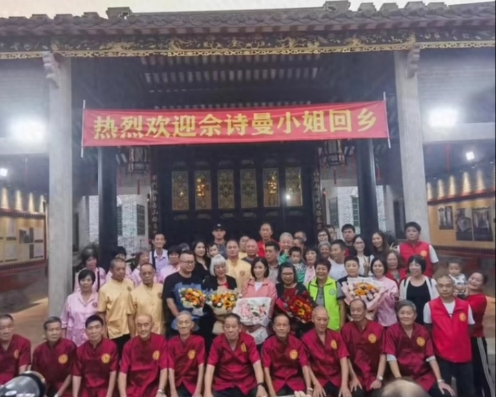 深圳同志导航报道：佘诗曼重返家乡广东中山，与乡亲父老共度重阳，一同祭祖聚餐
