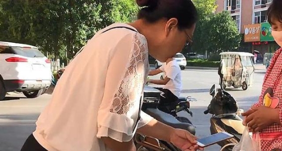 大妈卖松软”早餐，10元3个都不够吃，小学生：最喜欢它的口感