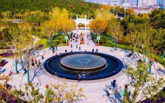济南的冬日山体公园：色彩与活力的交织