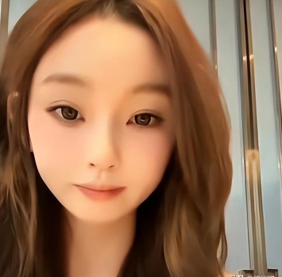 王思聪新加坡低调现身，引发热议：浮华背后的真实生活