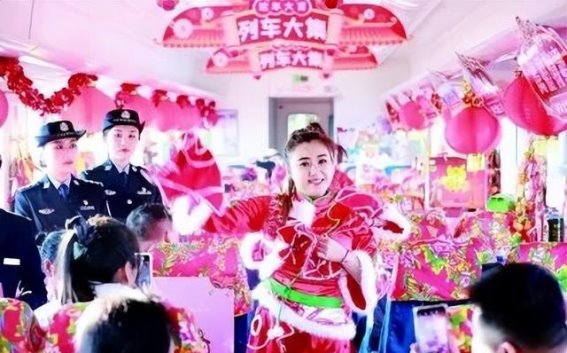 冰雪列车：寒冬中的温暖之旅