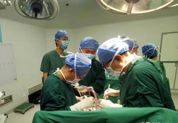 心脏内的异物：20岁男子反复高烧的惊人真相