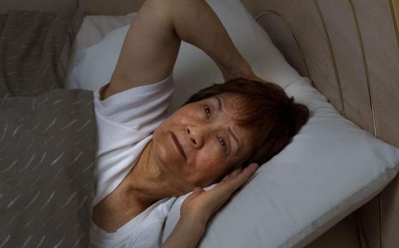 睡觉侧躺的人，和平躺的人哪个对身体更好？医生：还要看3个因素