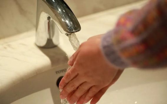 选择适合的洗脸水温：冷水与热水的利与弊