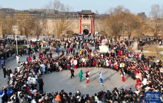 春节期间河北井陉古镇旅游热潮激增，传统民俗文化焕发新生