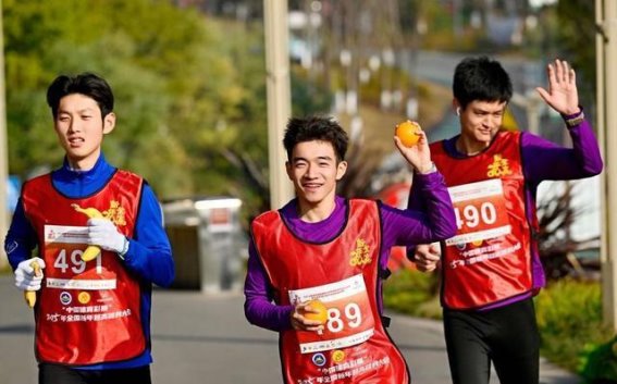 成都市民热情登高，迎接新年健身新气象