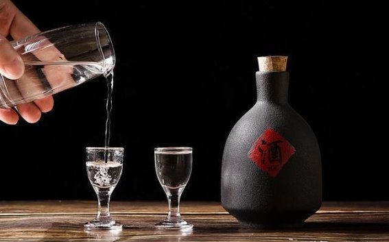 白酒价格还能坚挺到何时？我国每年生产的白酒都喝进肚子里了？