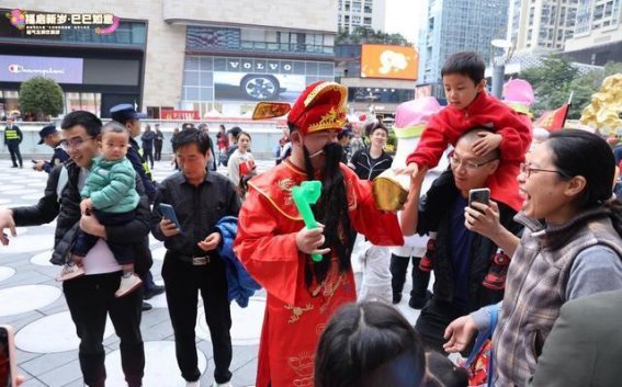 传统与创新的交响：深圳节日大道迎财神庆典