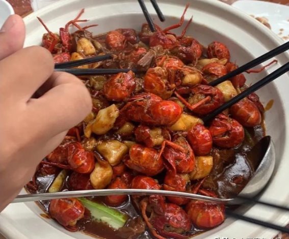 河南小伙来武汉，花500点了一份小龙虾怀疑被宰，评论区却一边倒