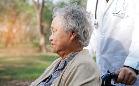 冬季寒冷真的会加重高血脂吗？这些生活小细节或许能帮你改善病情