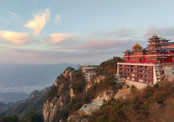 老君山日落的神圣与壮丽