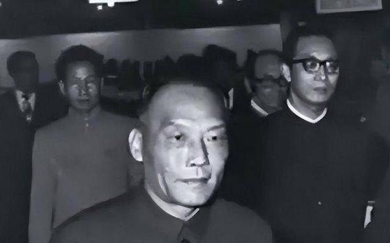 蒋纬国与国军少将的火车偶遇：配枪交换的背后故事