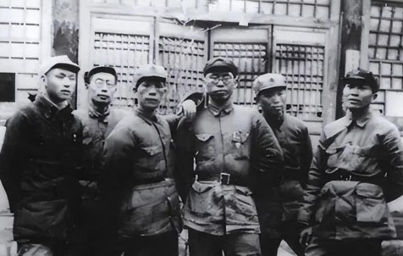 谭政大将的传奇人生：风云中的孤独与坚守