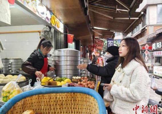 菜市场的春节新风貌：年轻人发现年味的新去处