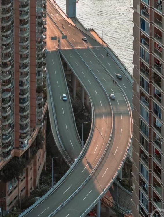 重庆立体城市：外来游客眼中的魔幻山城