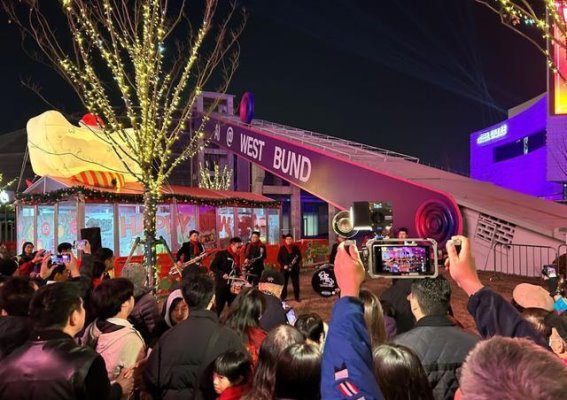上海跨年夜：冰雪浪漫与消费狂欢交织的都市奇观
