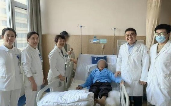 青大附院为98岁老人成功实施全髋关节置换手术